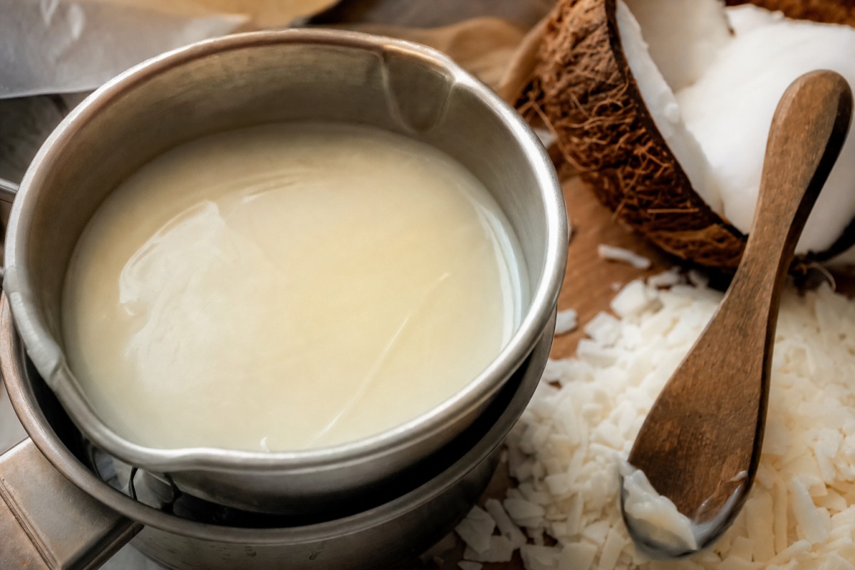 Cera vegetal cremosa y densa con escamas de coco y soja, lista para verter